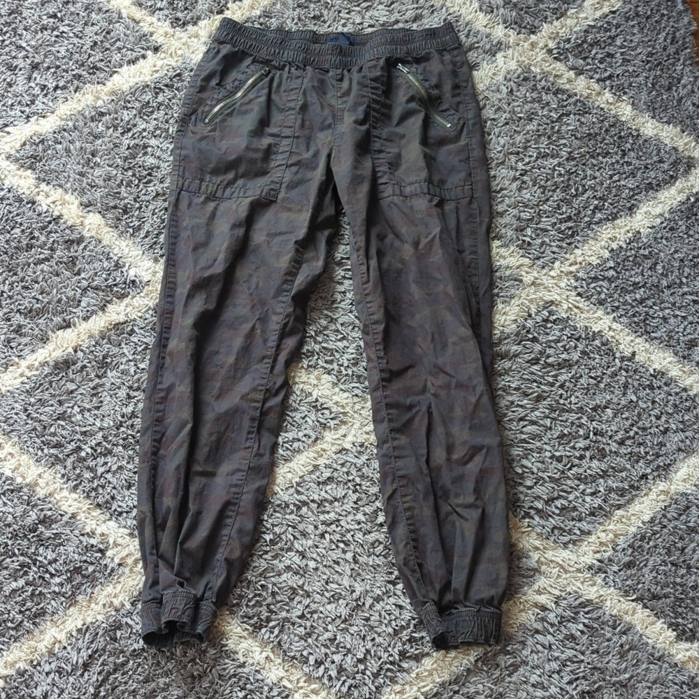Gap Women's Elastic Waist Camo Print Joggers Zipper Pockets Size SR